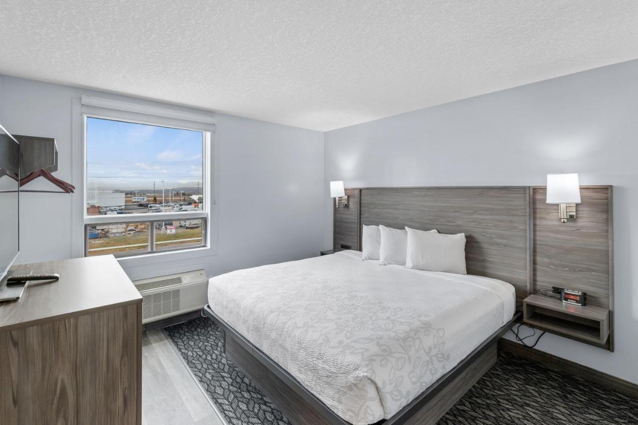 Emerald Hotel & Suites Calgary Airport 外观 照片