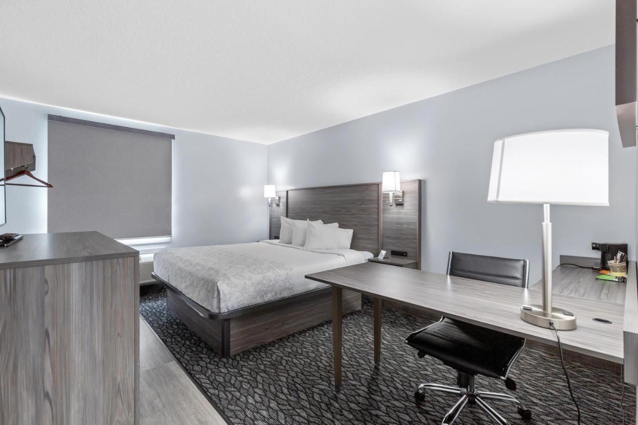 Emerald Hotel & Suites Calgary Airport 外观 照片