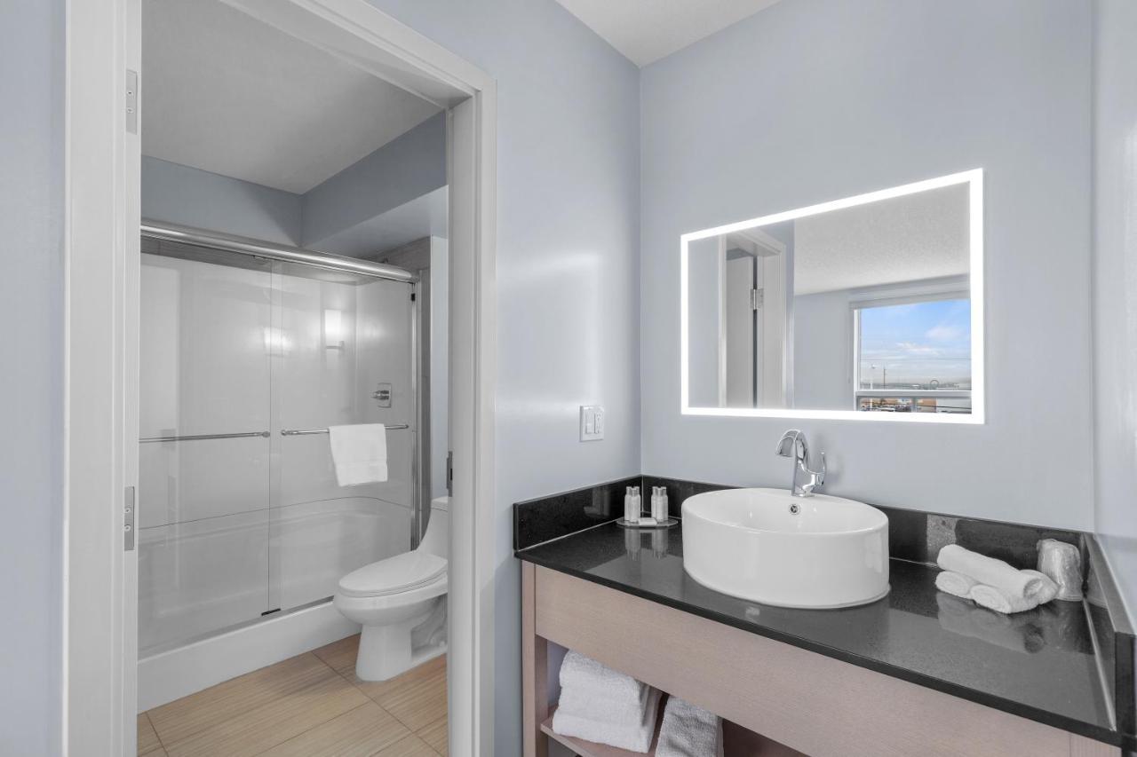 Emerald Hotel & Suites Calgary Airport 外观 照片