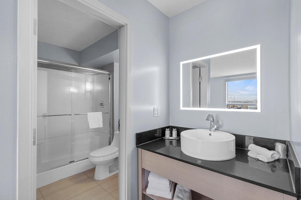 Emerald Hotel & Suites Calgary Airport 外观 照片