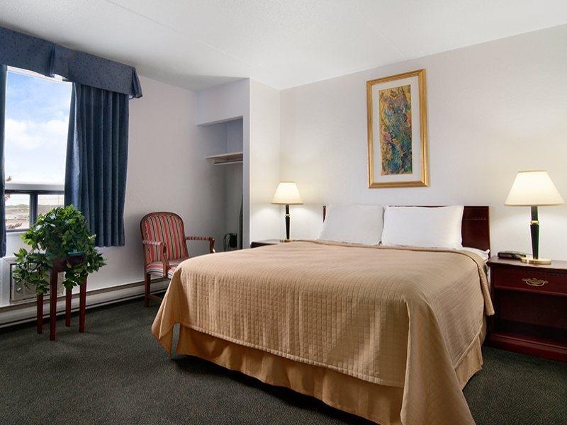 Emerald Hotel & Suites Calgary Airport 外观 照片