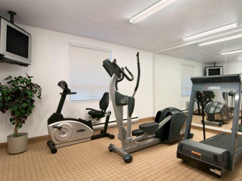 Emerald Hotel & Suites Calgary Airport 外观 照片
