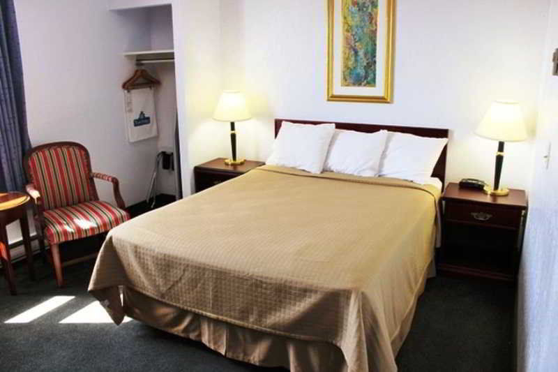 Emerald Hotel & Suites Calgary Airport 外观 照片