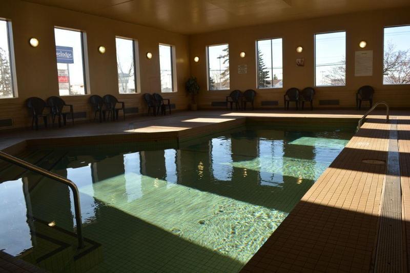 Emerald Hotel & Suites Calgary Airport 外观 照片