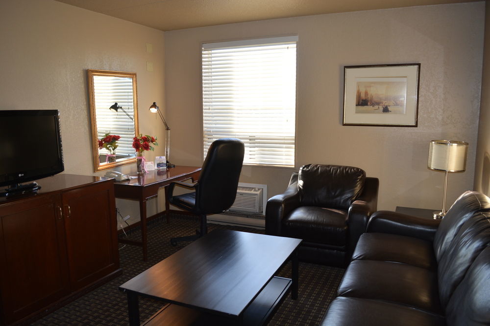 Emerald Hotel & Suites Calgary Airport 外观 照片