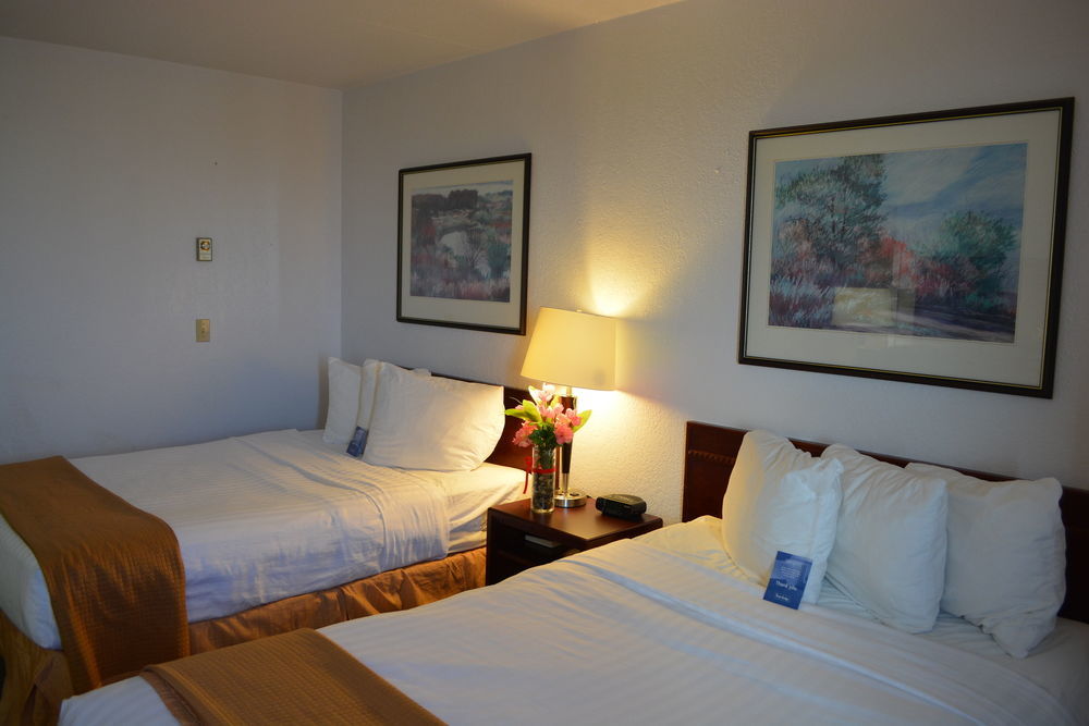 Emerald Hotel & Suites Calgary Airport 外观 照片