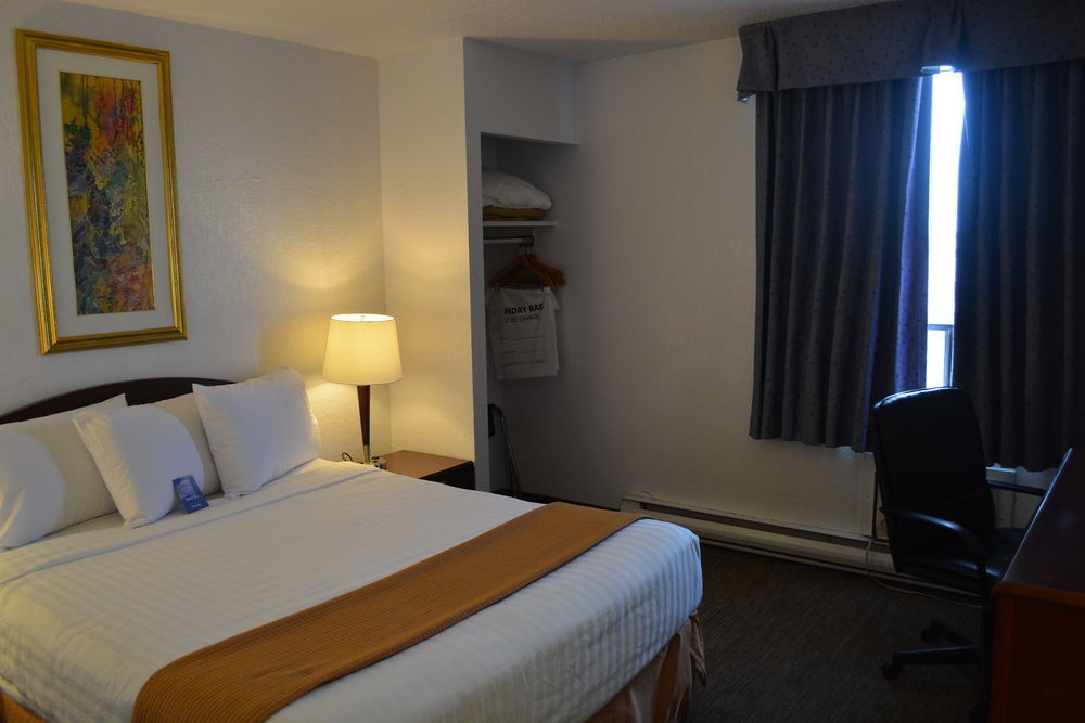 Emerald Hotel & Suites Calgary Airport 外观 照片