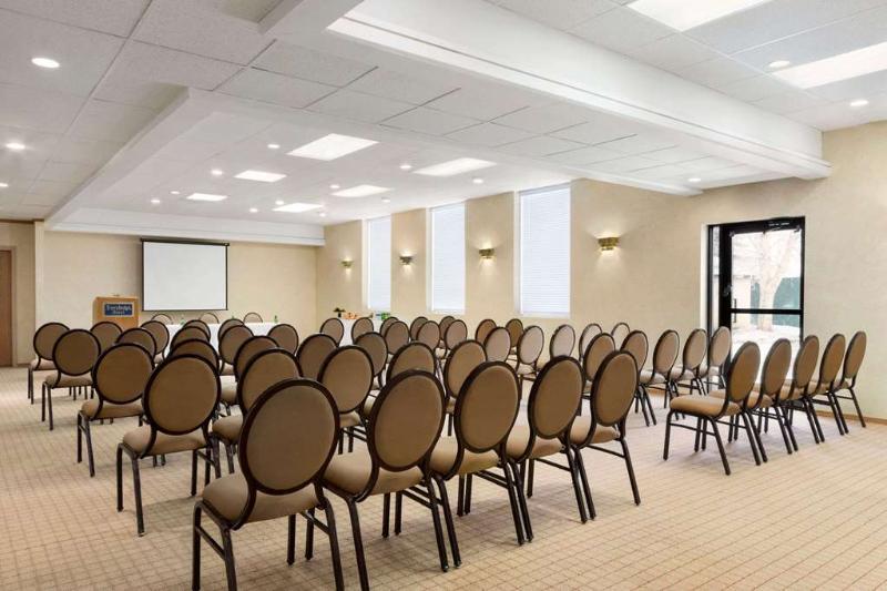 Emerald Hotel & Suites Calgary Airport 外观 照片